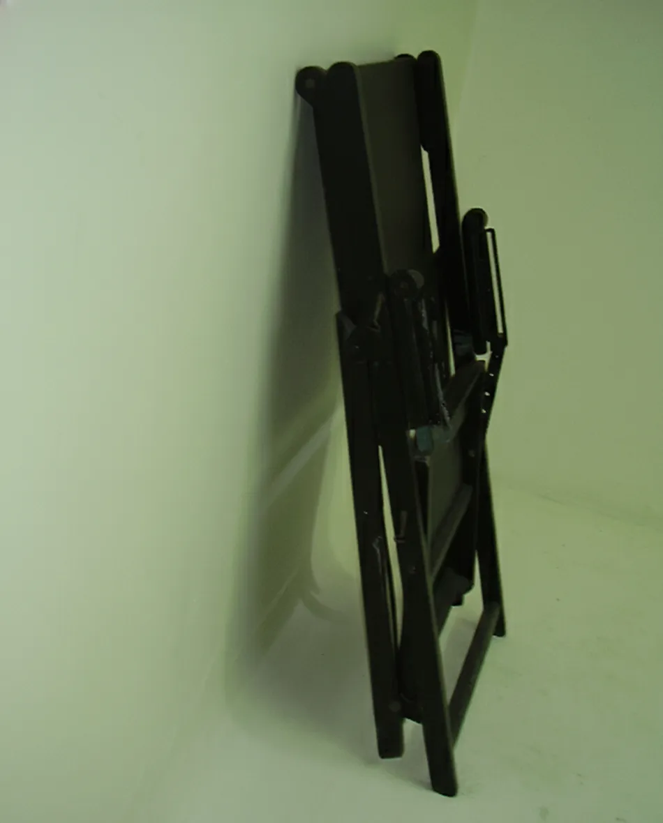 修復が必要な古いアームチェアが直立している、状態良好、中性の背景。