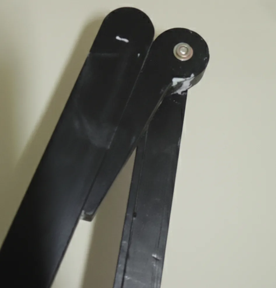 Боковые виды двух антикварных кресел, готовых к реставрации, в хорошем состоянии.