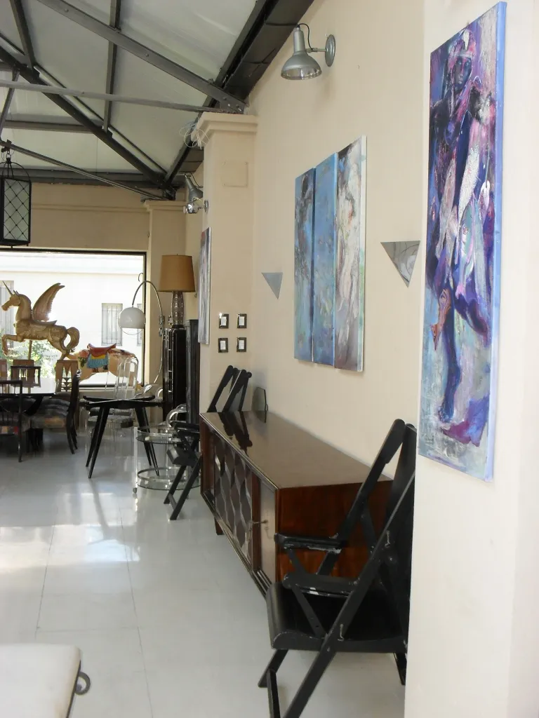 Deux fauteuils anciens dans un cadre contemporain.