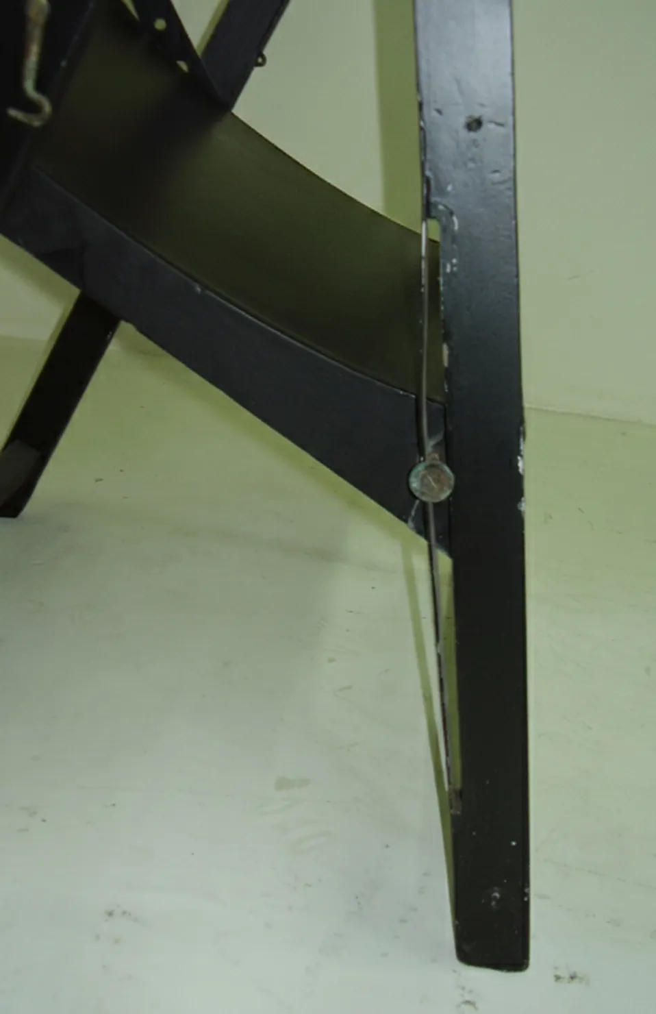 due poltrone antiche in un ambiente semplice, pronte per essere restaurate, con struttura visibile