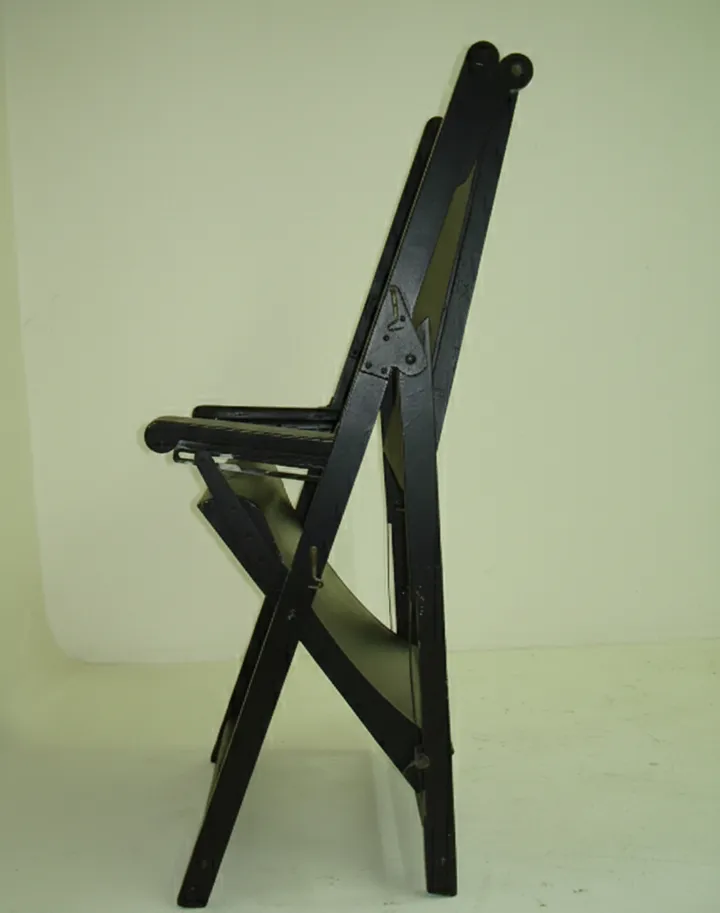 vista lateral de 2 sillones antiguos, en un entorno neutro, con diseño clásico.