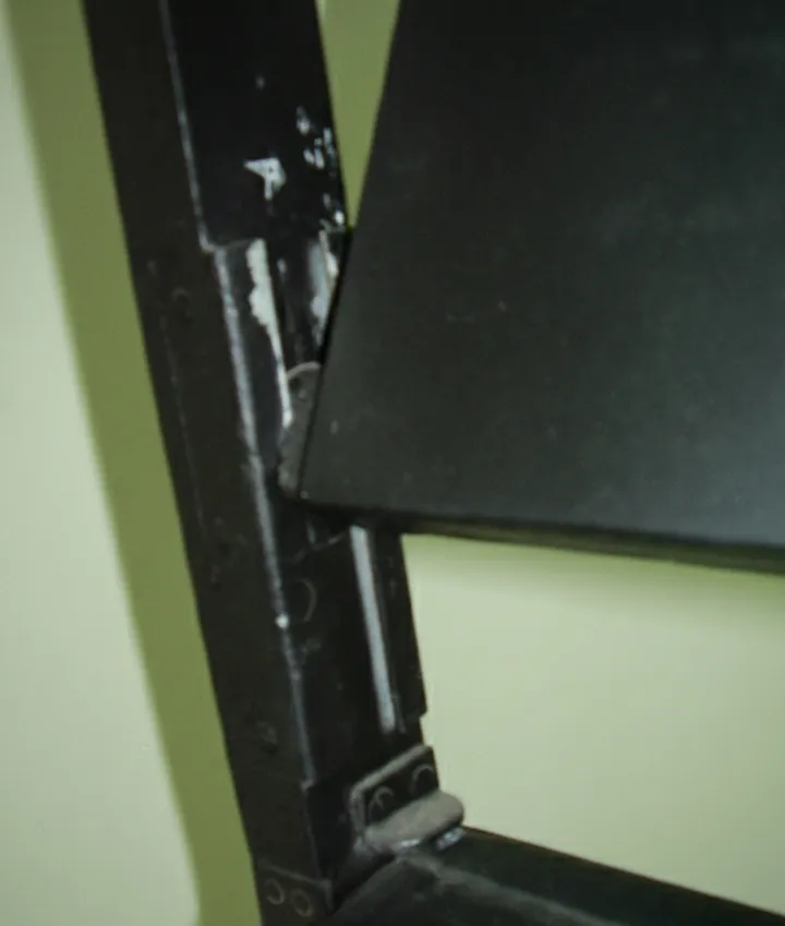 dos sillones antiguos con desgaste, listos para restaurar, sobre fondo neutral