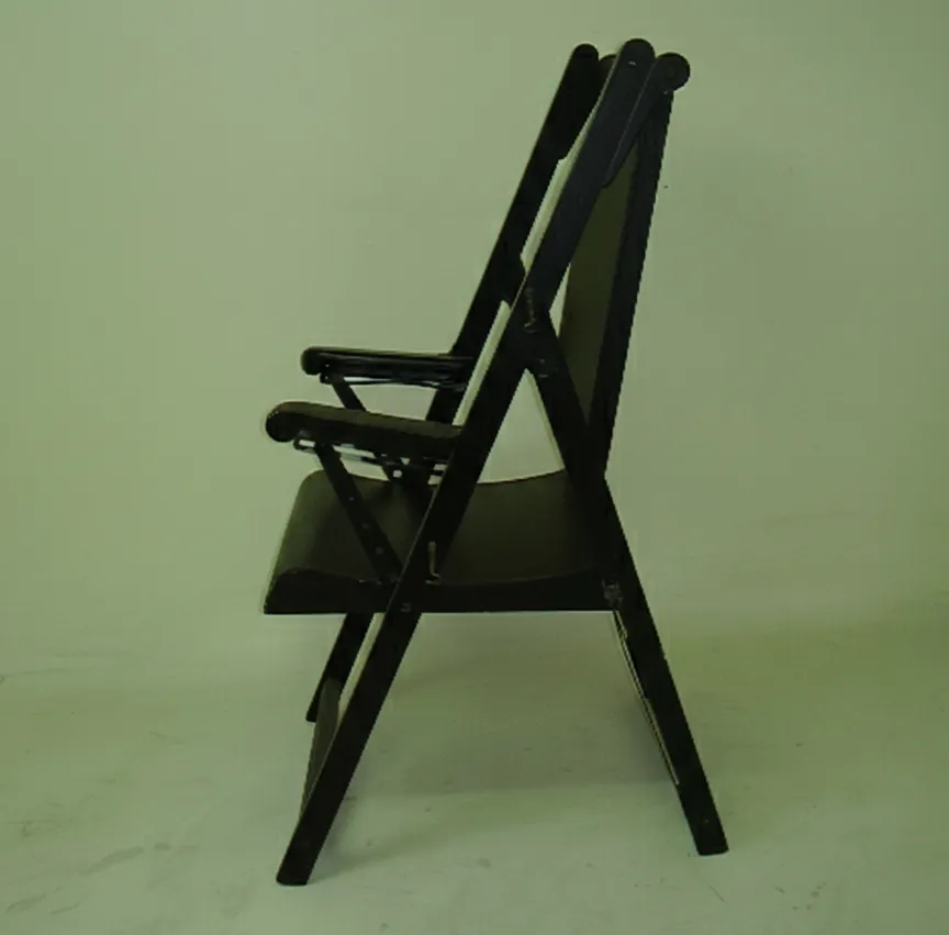 Dos sillones antiguos en un entorno neutro, listos para restaurar.