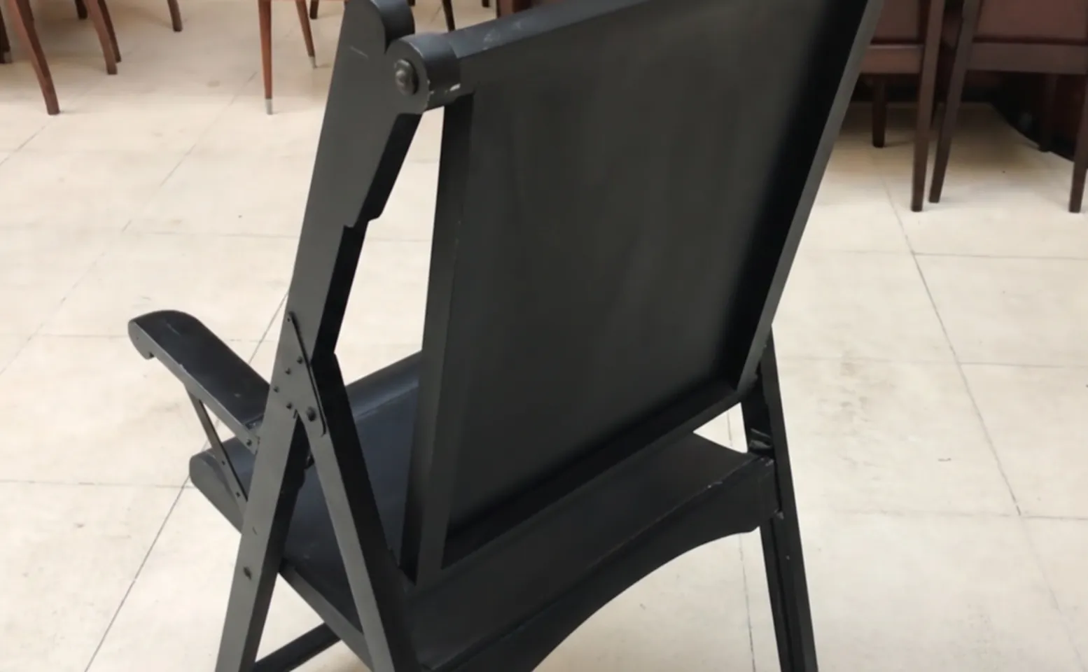 Deux fauteuils anciens nécessitant une restauration, dans un cadre neutre.