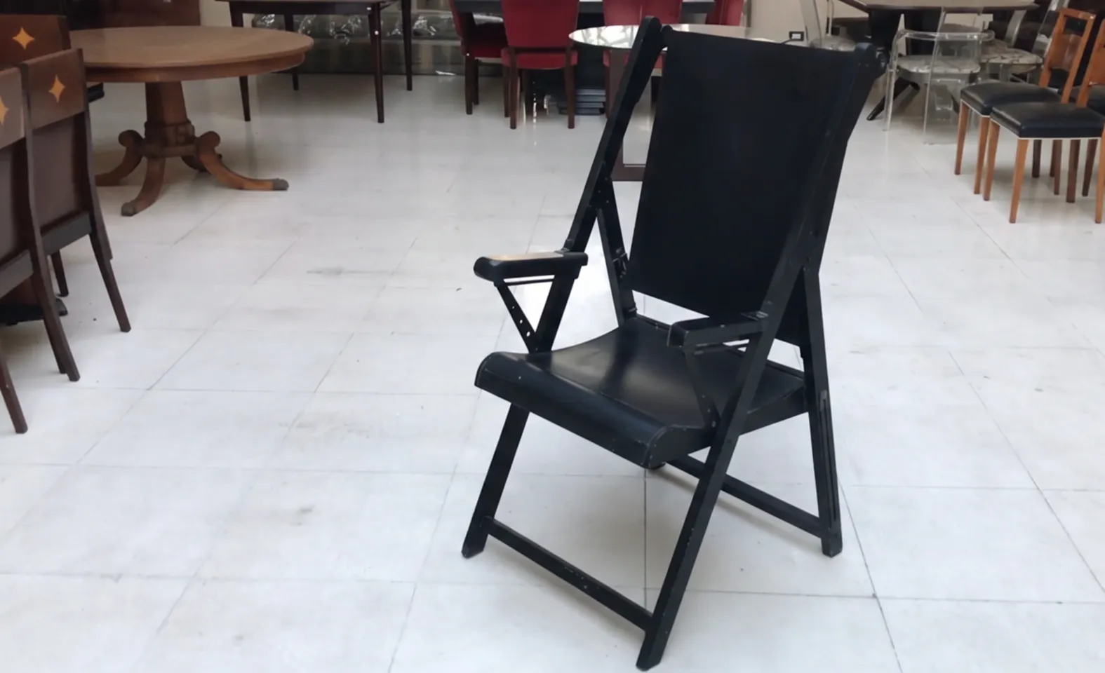 sillones antiguos en un ambiente de restauración, con un estilo clásico y un entorno variado