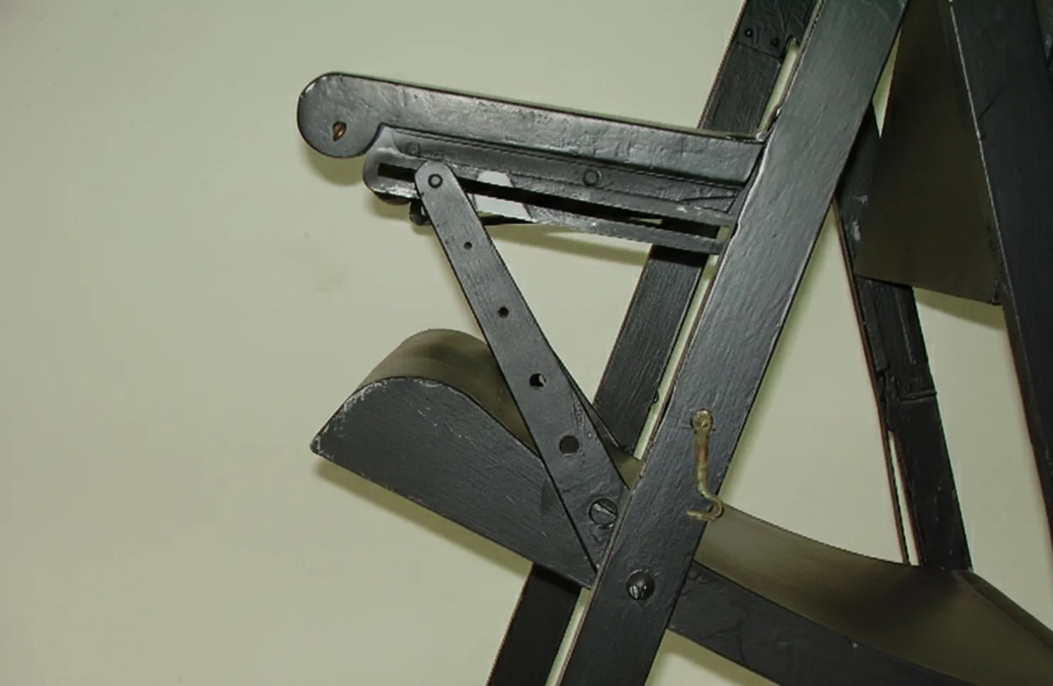 Deux fauteuils anciens avec un design classique et des détails visibles, prêts à être restaurés dans un cadre harmonieux.