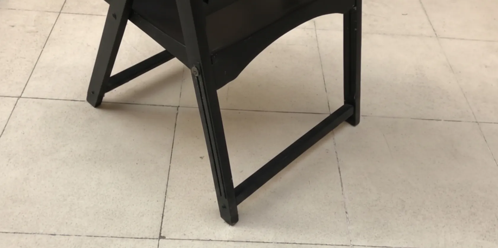 dos sillones antiguos con bases fuertes en un ambiente neutro