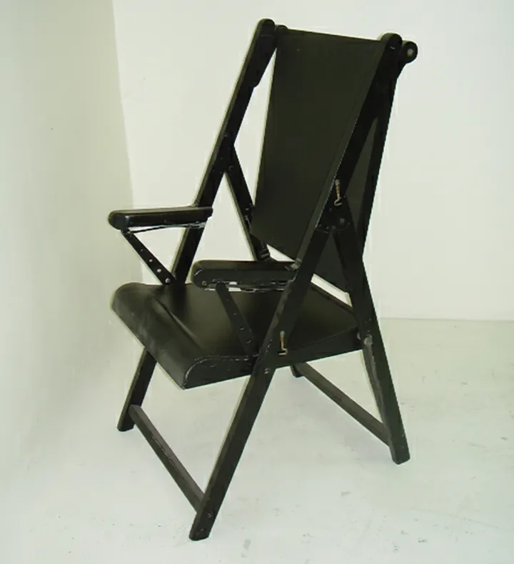 Dos sillones antiguos con brazos y respaldo alto en un ambiente neutro