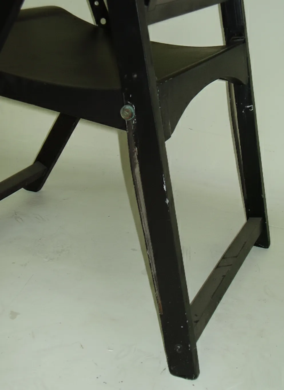 deux fauteuils anciens en mauvais état, parfaits pour restaurer.