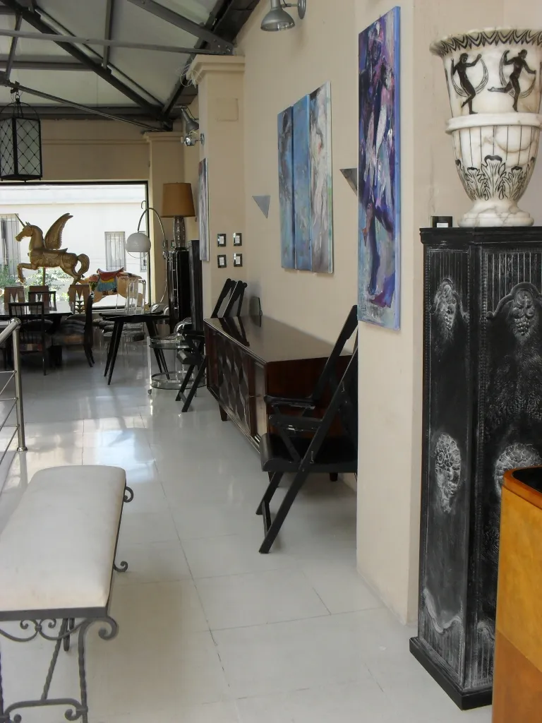 vue de couloir avec des fauteuils anciens et de l'art