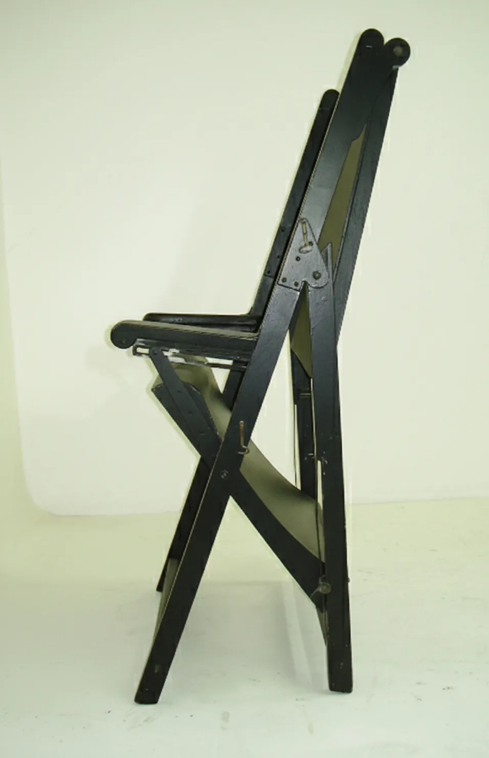 deux fauteuils anciens à restaurer, avec un design classique et un état nécessitant de l'attention, situés dans un environnement neutre.