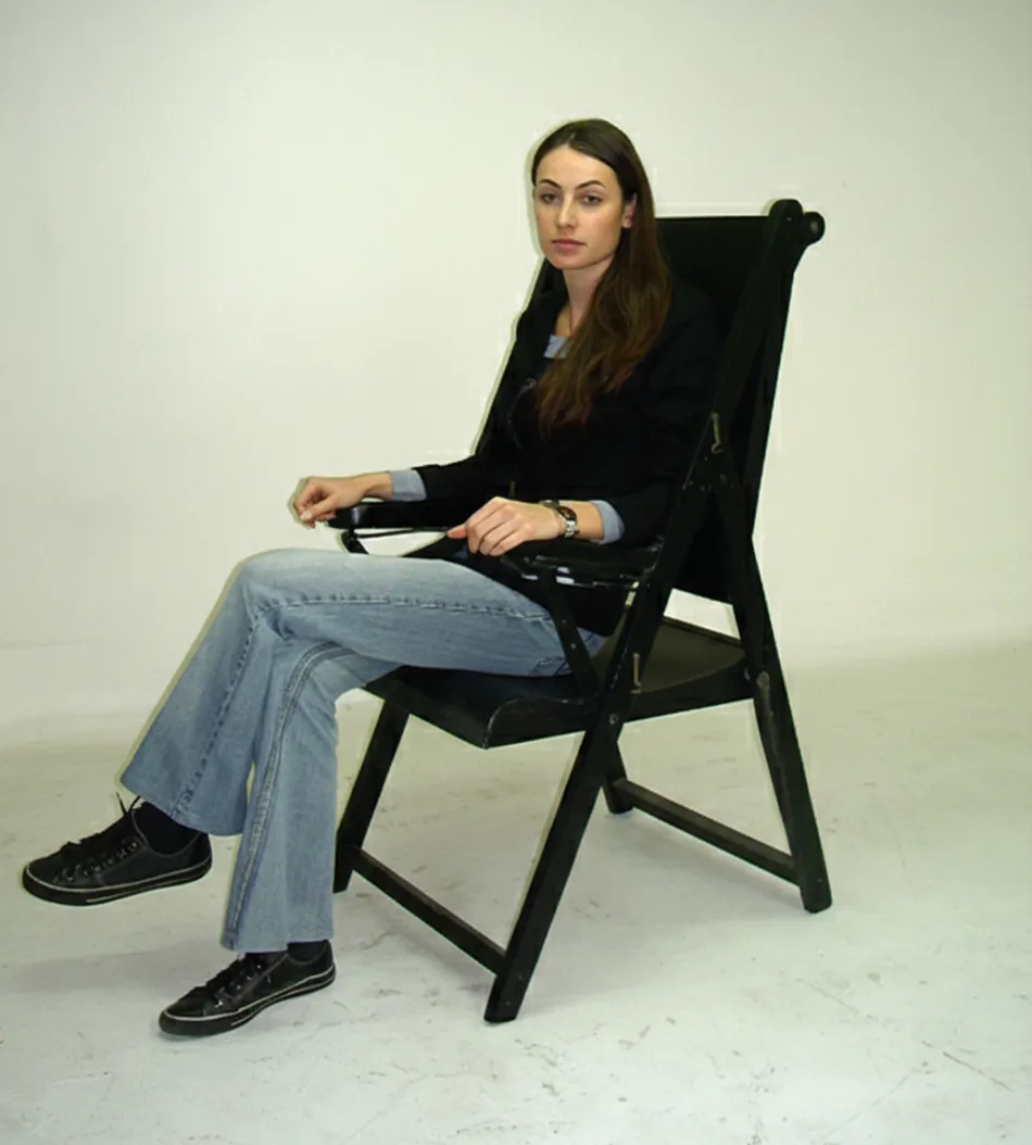 dos sillones antiguos necesitados de restauración en un espacio simple.