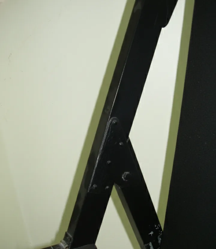 due poltrone antiche da restaurare, con un design unico, ambientazione calda.