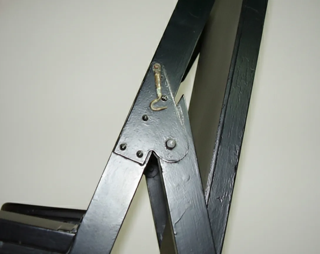 تفاصيل كرسي قديم في بيئة محايدة