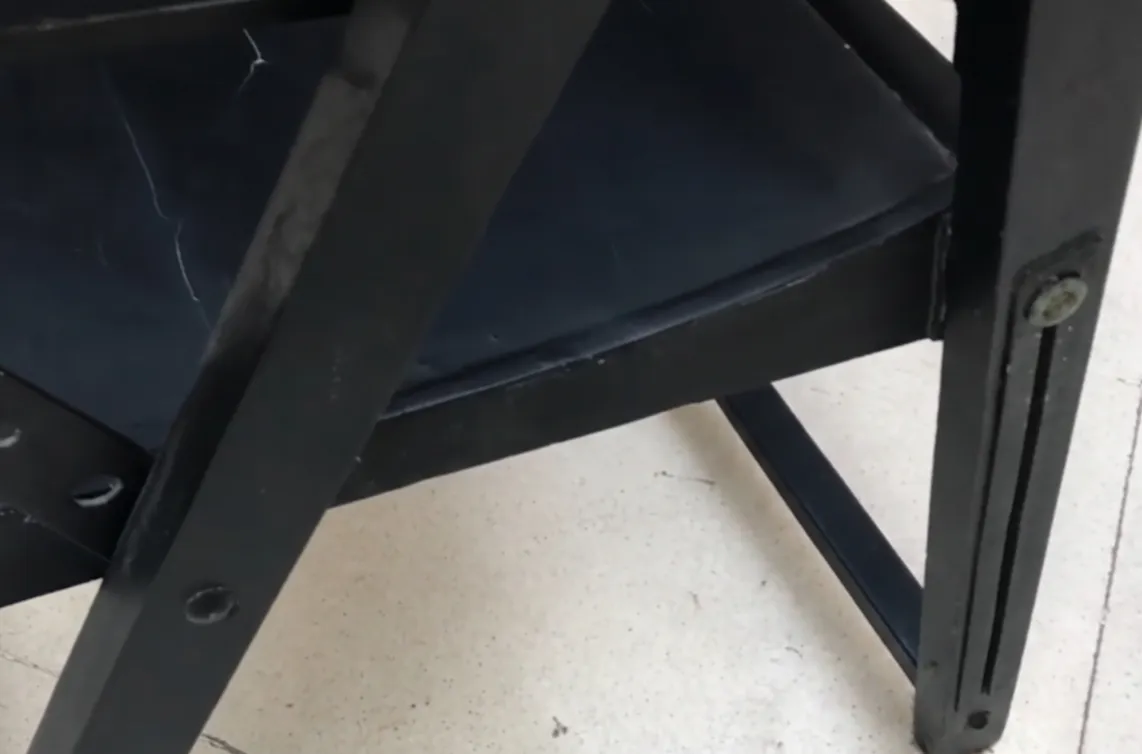 dos sillones antiguos en estado de restauración, con diseño clásico.