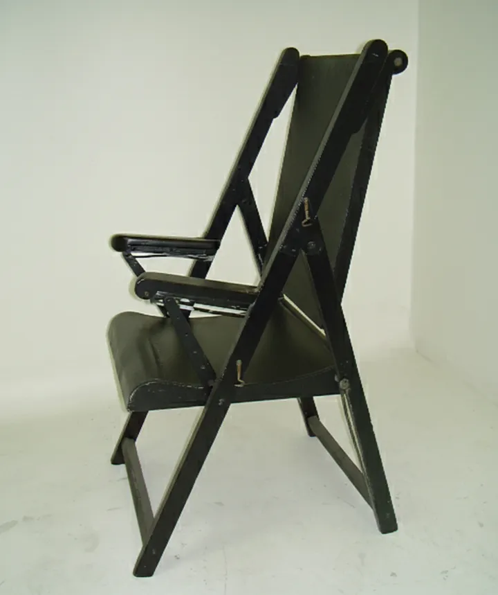 deux fauteuils anciens en attente de restauration, avec un design classique