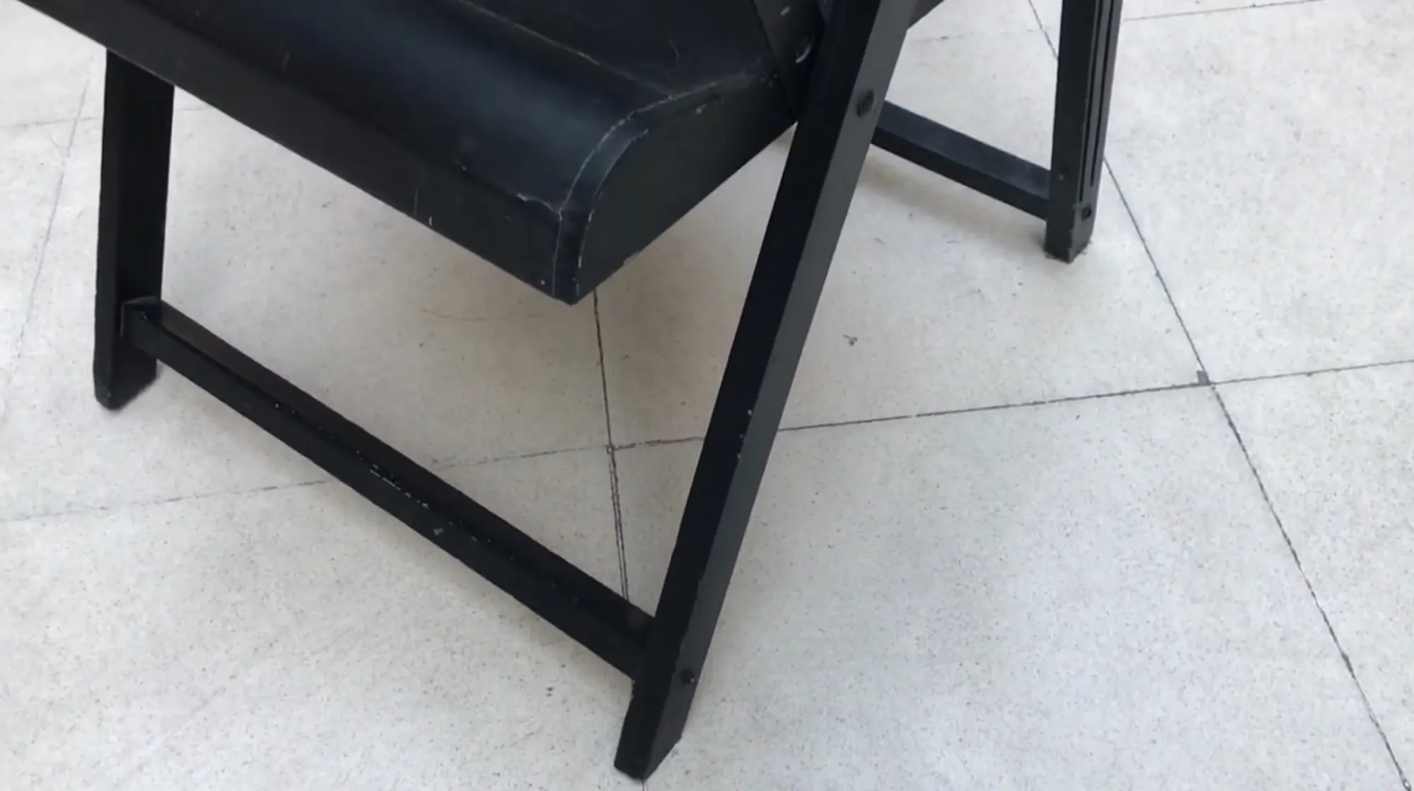 Dos sillones antiguos que necesitan restauración con un diseño clásico.