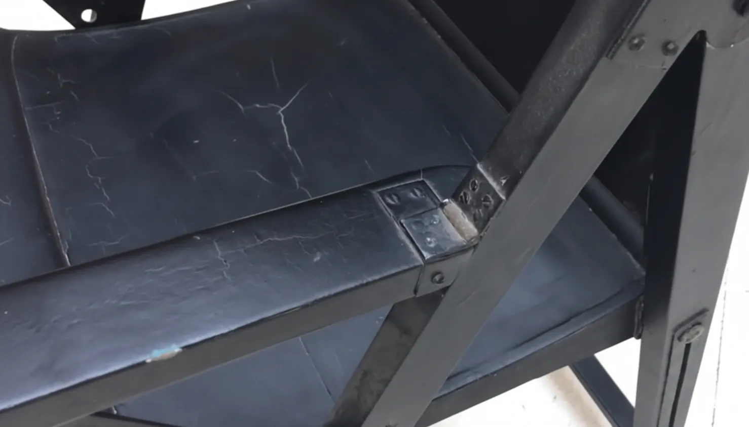 due poltrone antiche con segni di usura sul rivestimento.