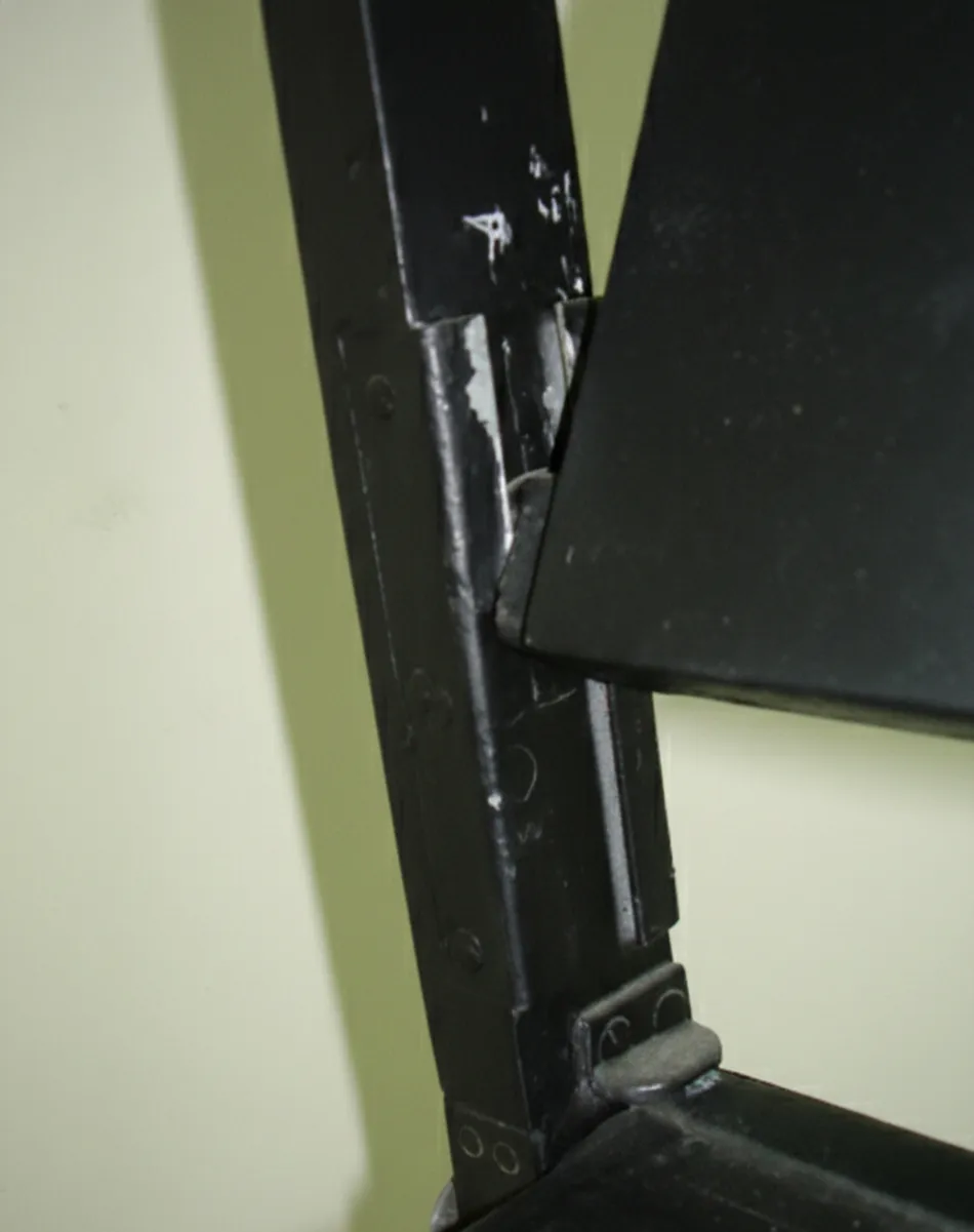 Visão das duas poltronas antigas precisam de restauração, em um ambiente neutro.