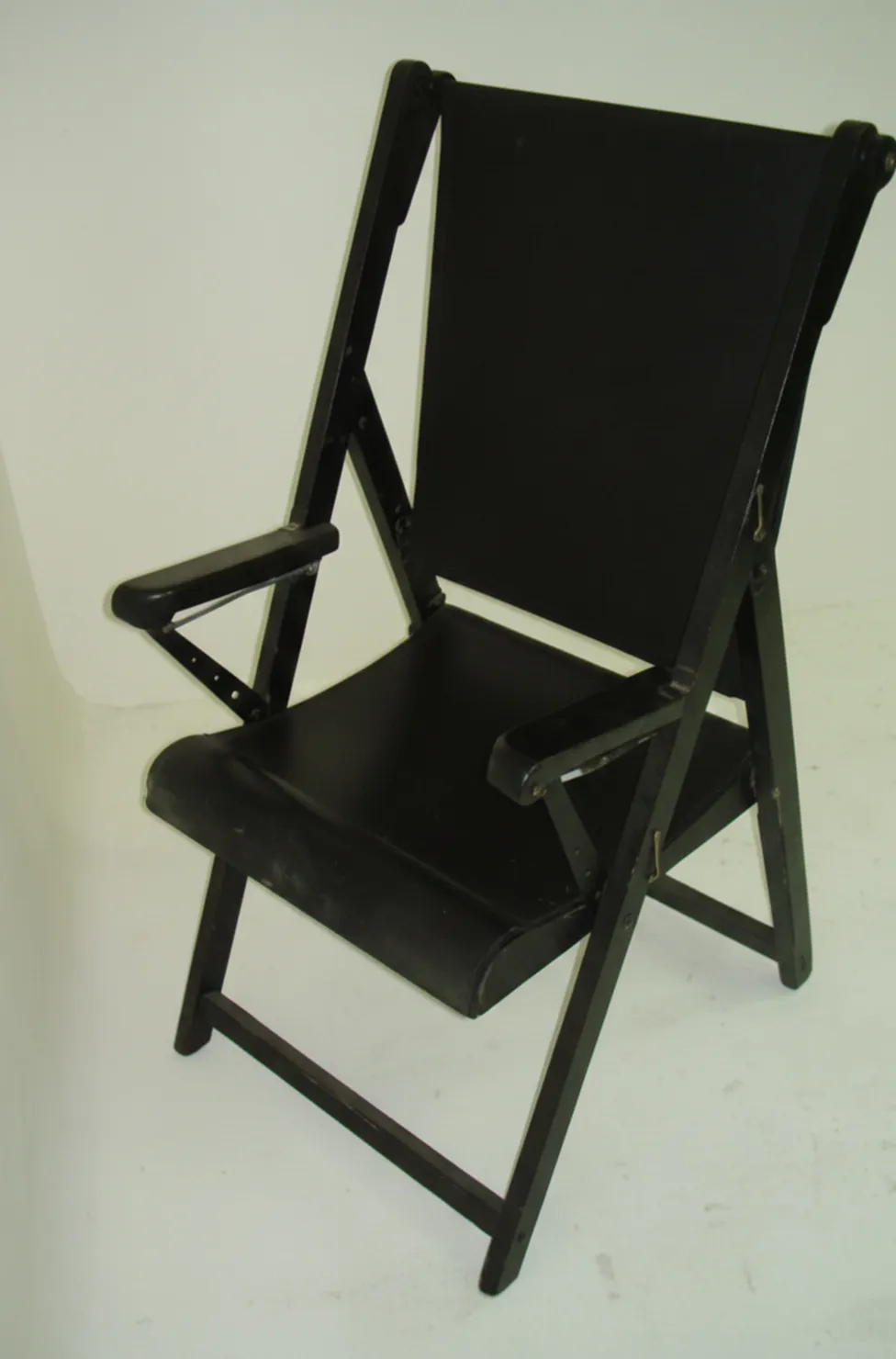 两张古董扶手椅，带有扶手和靠背，准备修复。中性背景。