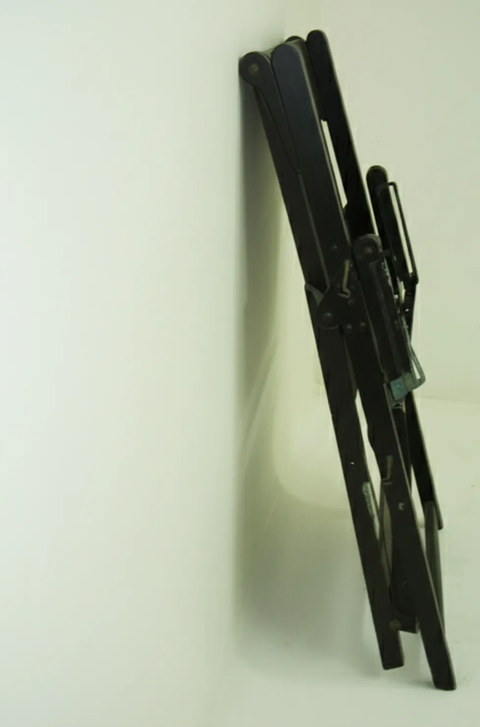 dos sillones antiguos de diseño clásico, listos para restaurar en un entorno neutro.