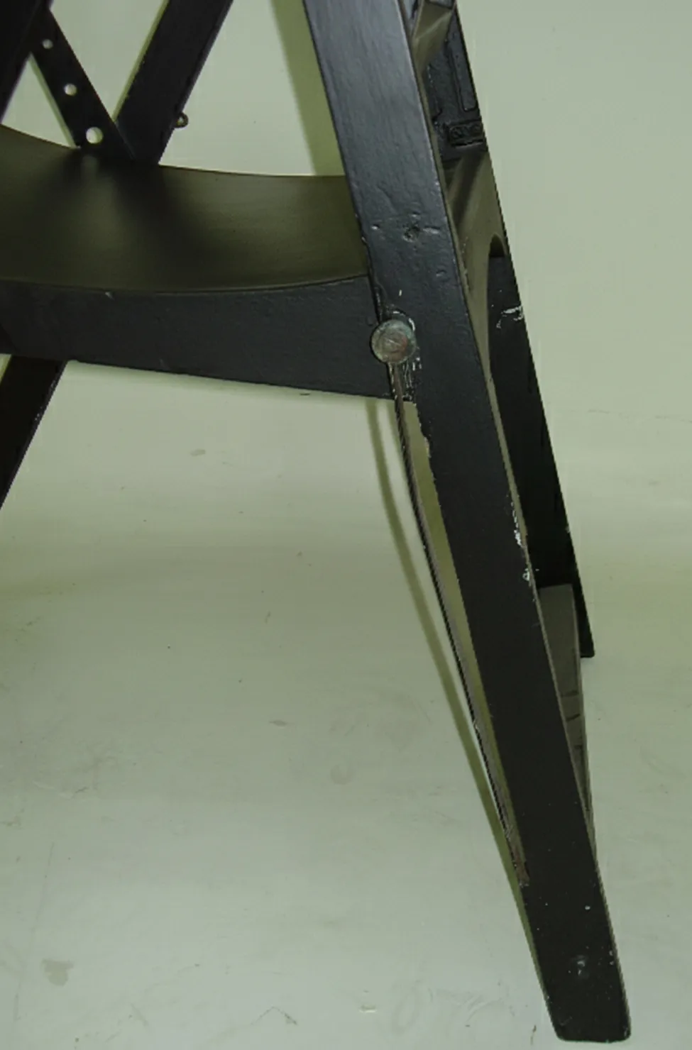 dos sillones antiguos con un diseño clásico, deteriorados, adecuados para restaurar, en un fondo claro.