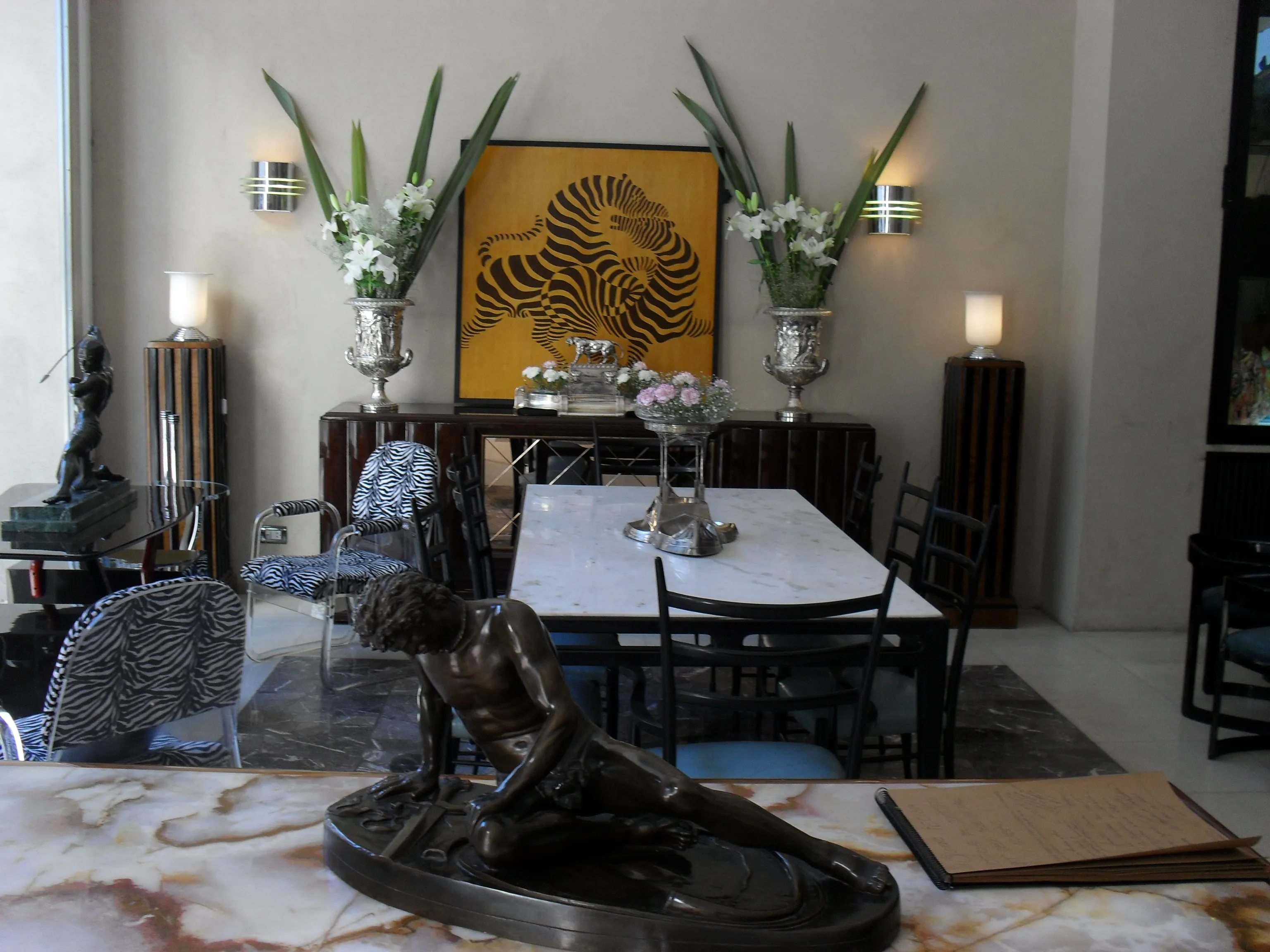 Mesa de comedor antigua para 8 personas, con decoraciones elegantes y ambiente sofisticado.