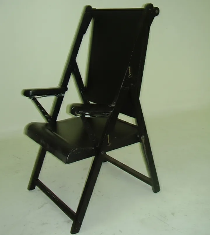 dos sillones antiguos para restaurar en un ambiente claro