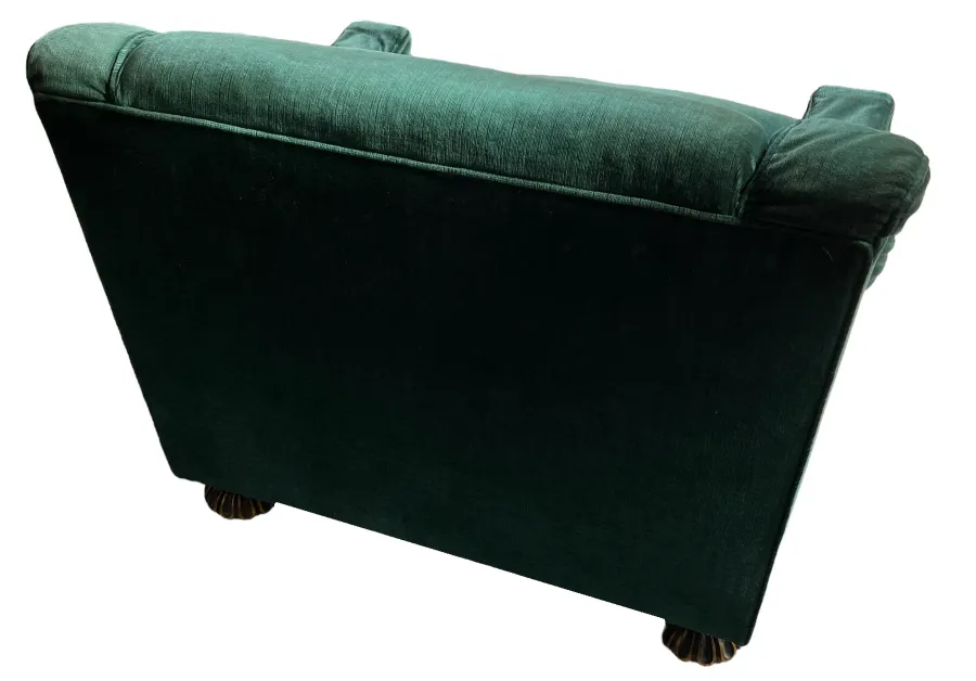 Duas poltronas antigas verdes com design único, prontas para serem restauradas, em um ambiente acolhedor.