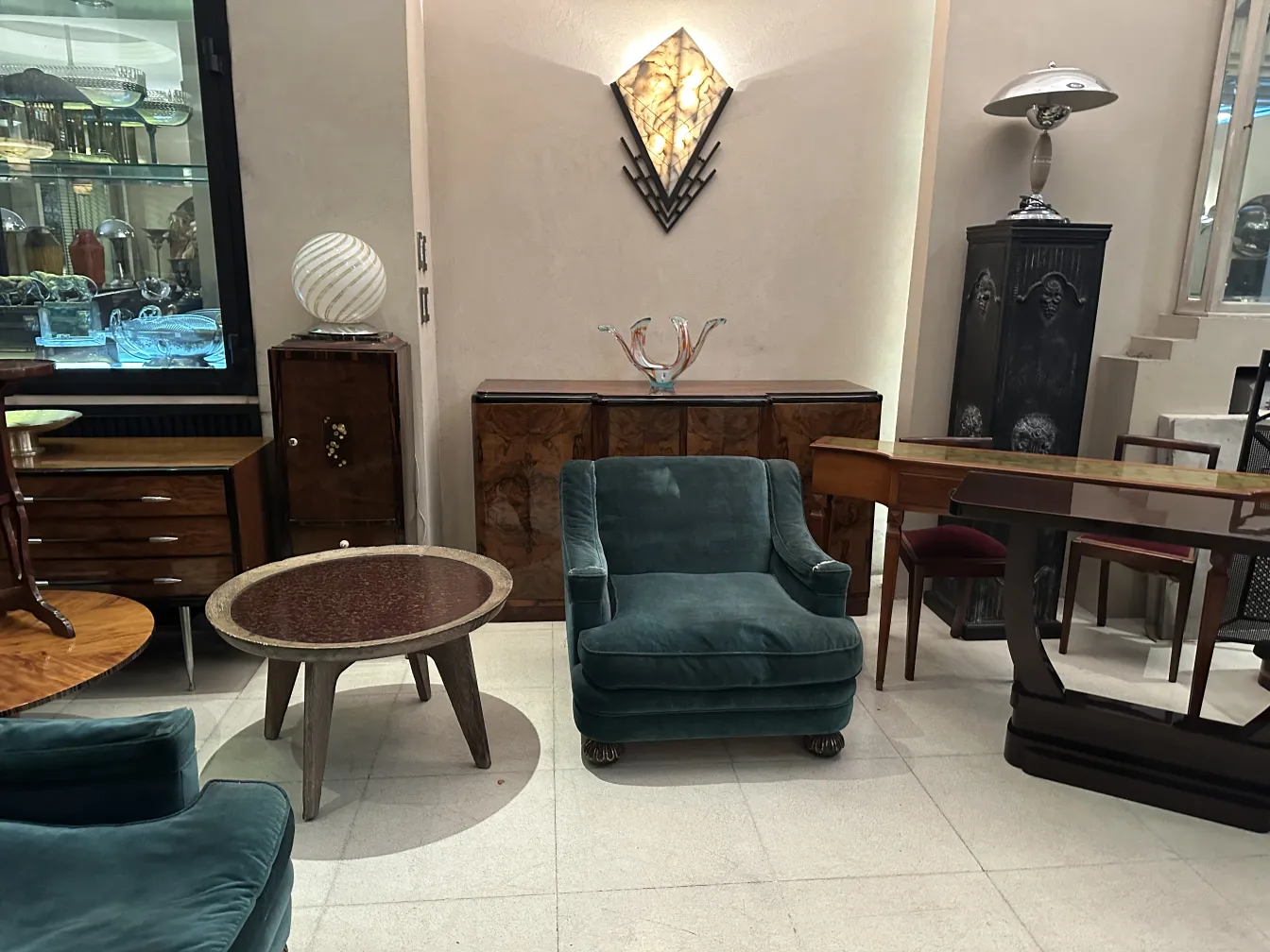 due poltrone antiche in un ambiente elegante, una poltrona è verde