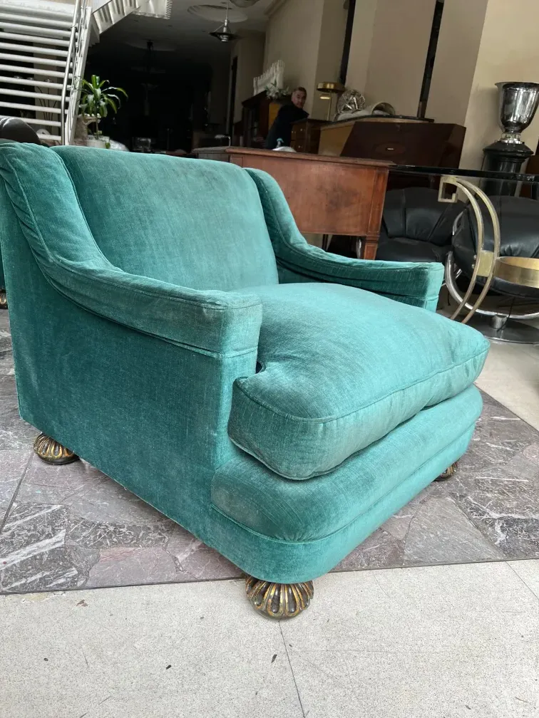 sillones de estilo antiguo en color verde, en una sala con muebles variados