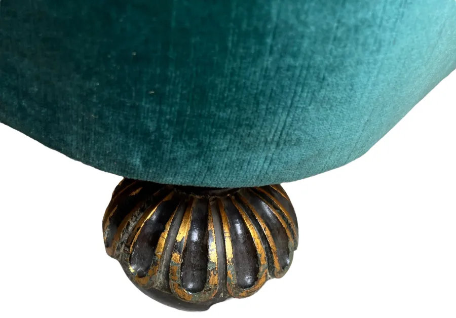 Duas poltronas antigas com base decorativa.