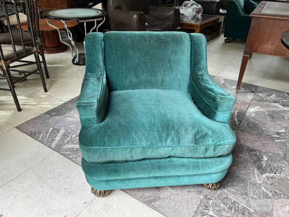 Poltronas antigas verdes para serem restauradas em um ambiente clássico.