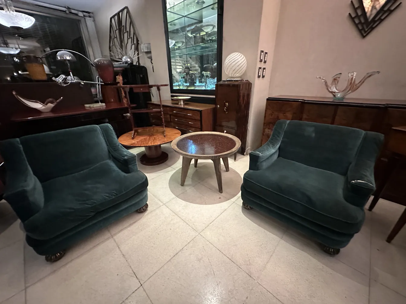 coppia di poltrone antiche in un ambiente elegante