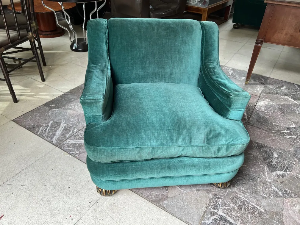 dos sillones antiguos para restaurar con acabados verdes. El ambiente muestra un entorno de antigüedades.