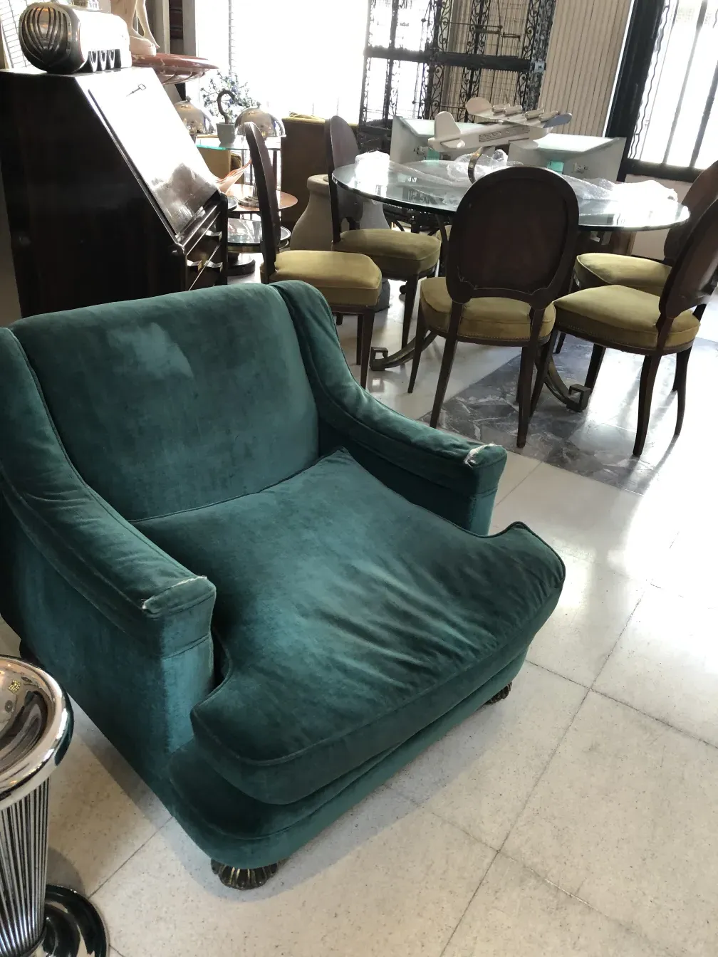 Fauteuils anciens dans un cadre accueillant, parfaits pour la restauration.