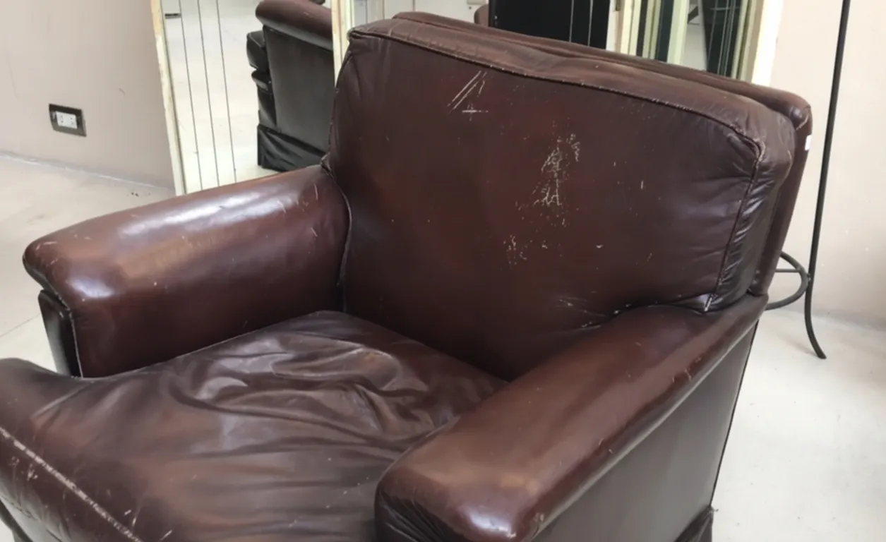 Poltronas antigas com desgaste, perfeitas para restaurar, em um espaço acolhedor.