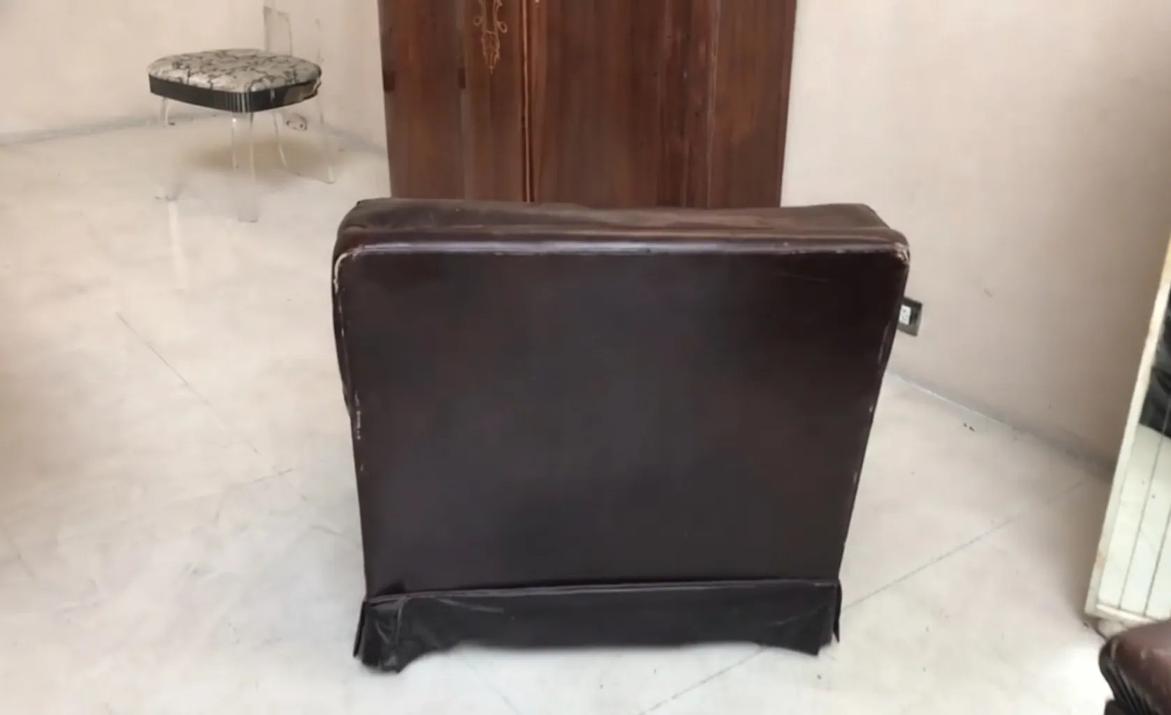 Dos sillones antiguos, uno con tapizado marrón, restaurar.