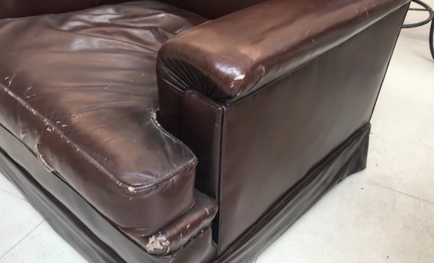 dos sillones antiguos con desgaste, ideal para restaurar, en un entorno de antigüedades.