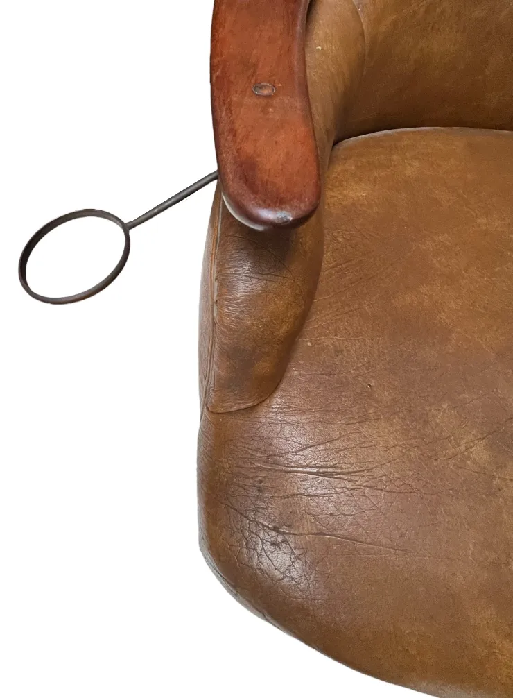 Detalles de 2 sillones antiguos con brazos y estructura robusta, ambiente de restauración.