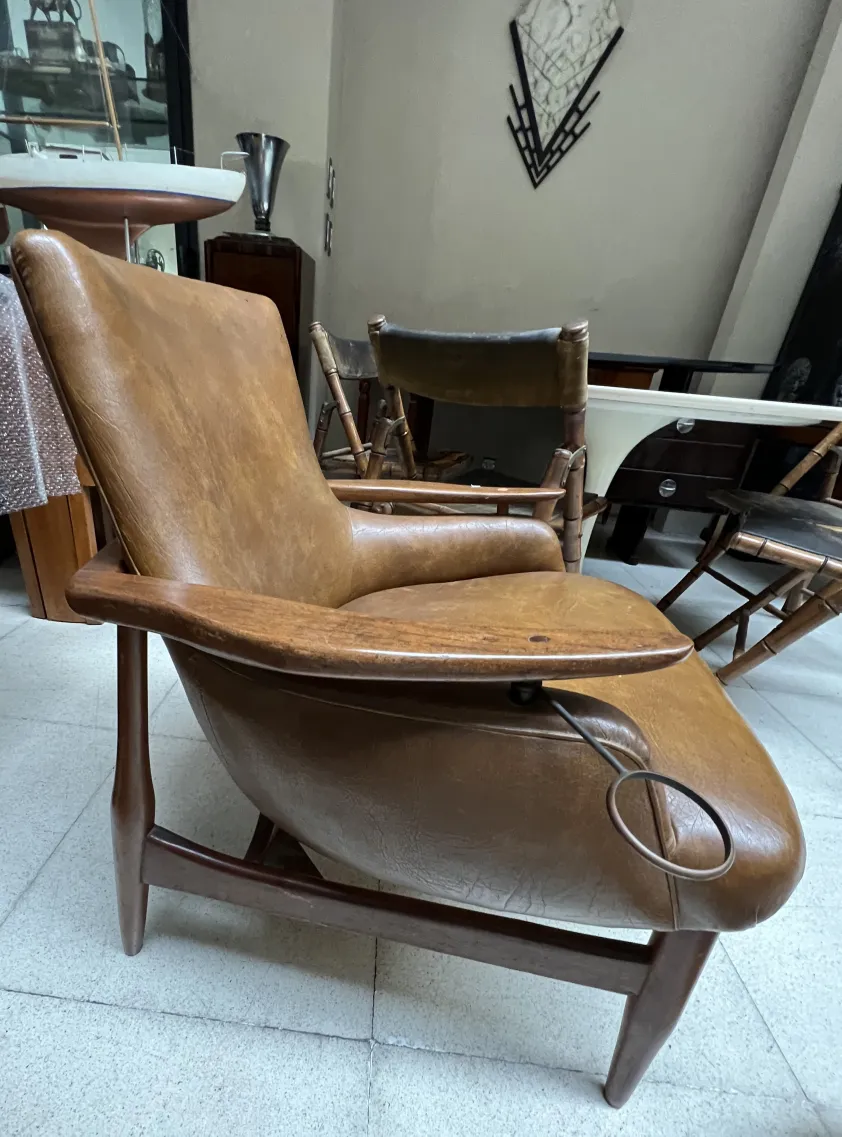 Dos sillones antiguos de estilo finn juhl, restaurar necesarios, en un ambiente acogedor.