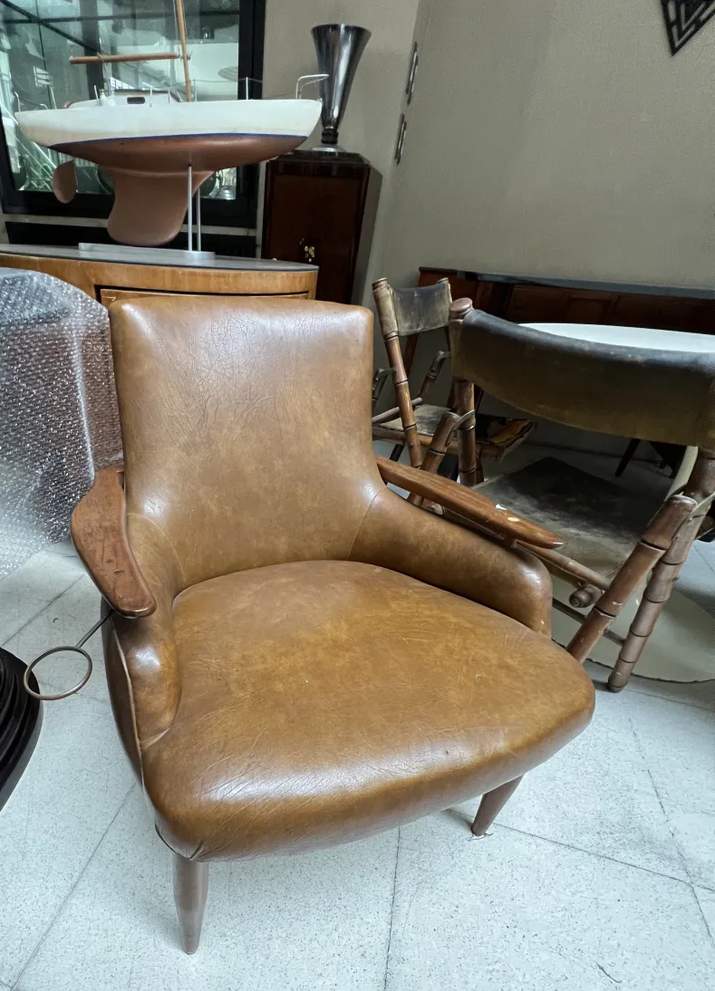 due poltrone antiche in un ambiente accogliente