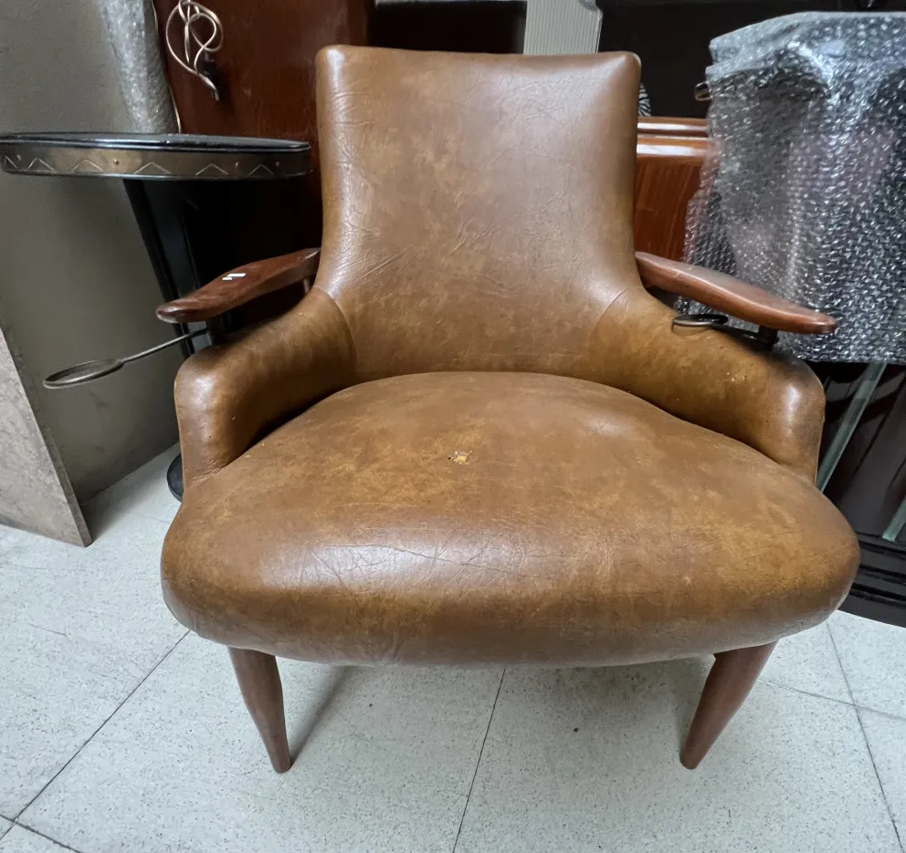 2 poltrone antiche in ambiente classico, design fin juhl, dettagli sui bracci, necessitano di restauro.