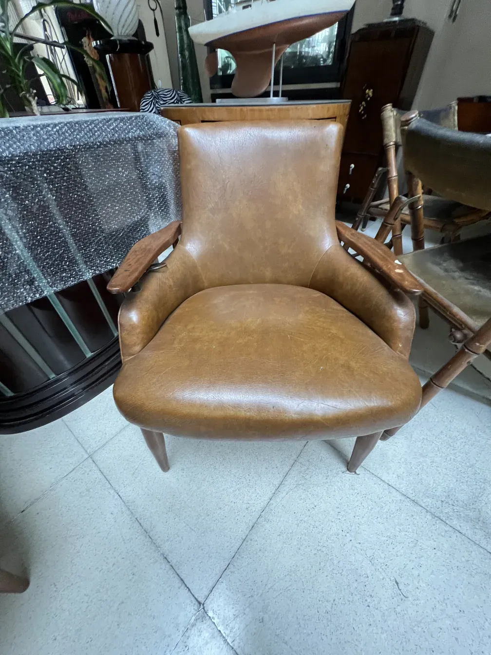 兩張古董芬·朱爾扶手椅位於修復環境中