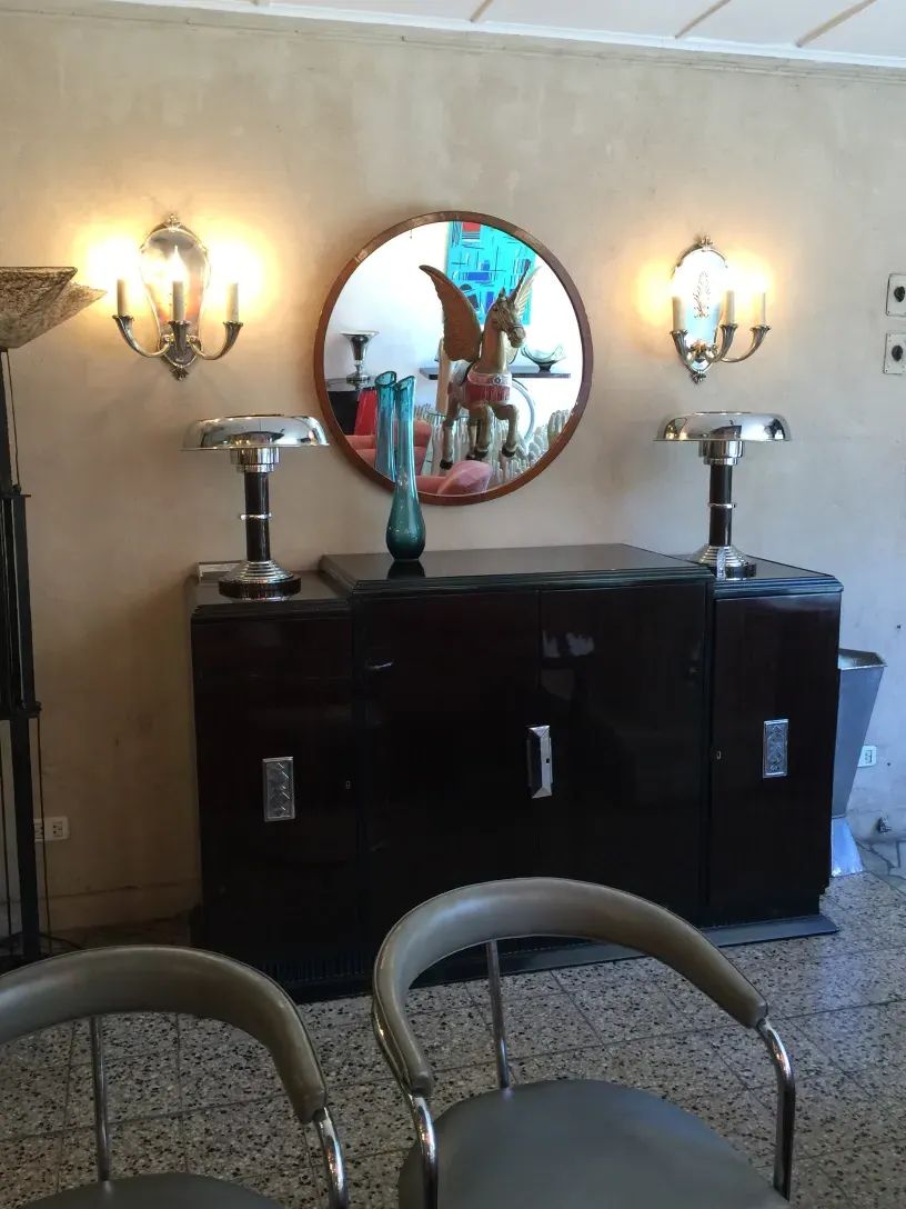 due poltrone antiche pronte per essere restaurate in un ambiente classico, decorate con lampade.