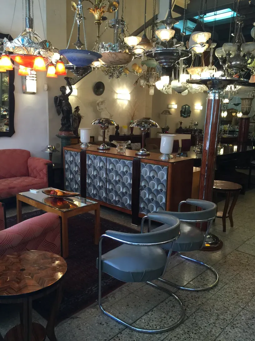 Due poltrone antiche da restaurare in un ambiente accogliente.