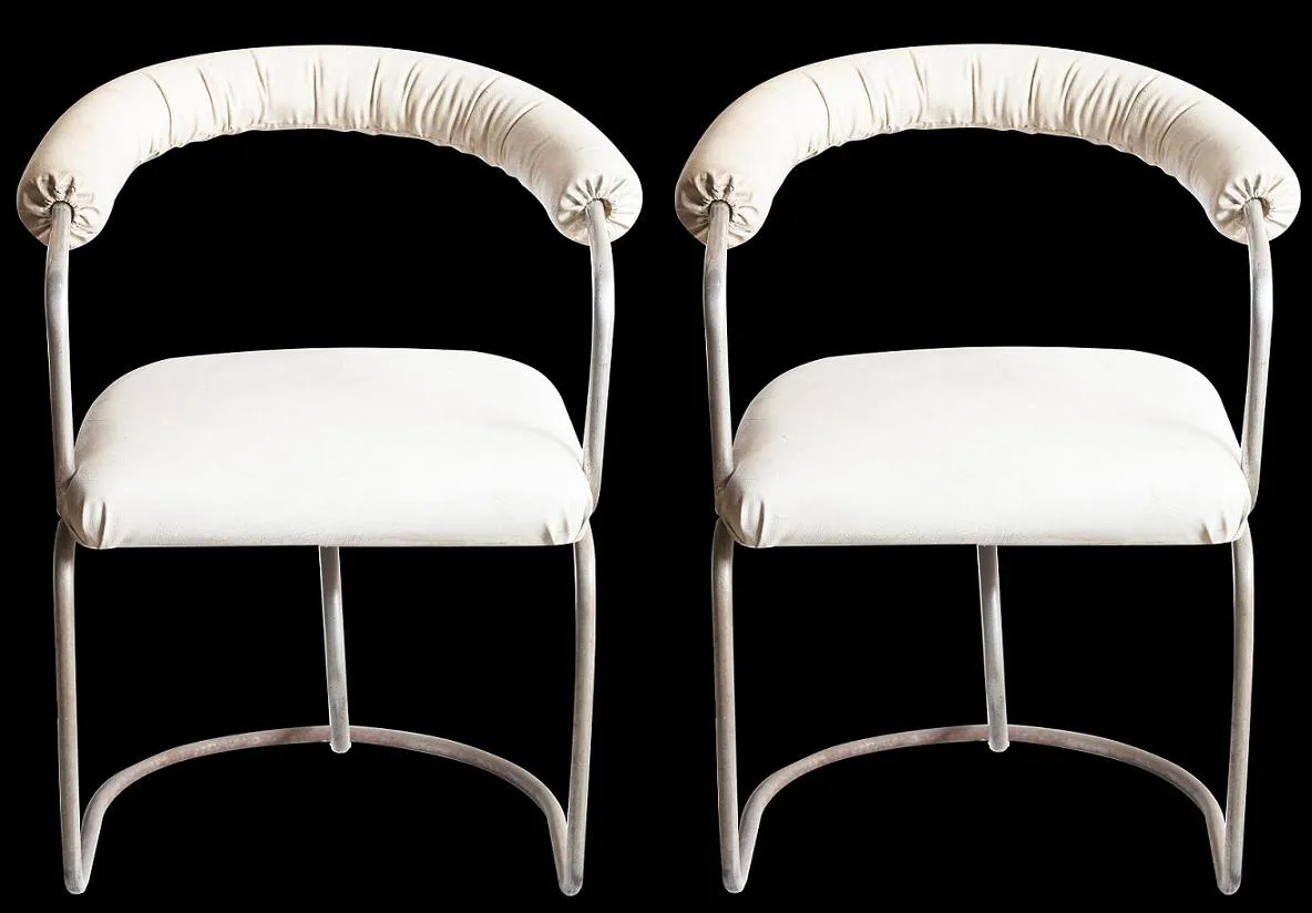 deux fauteuils anciens avec un design unique, nécessitant une restauration