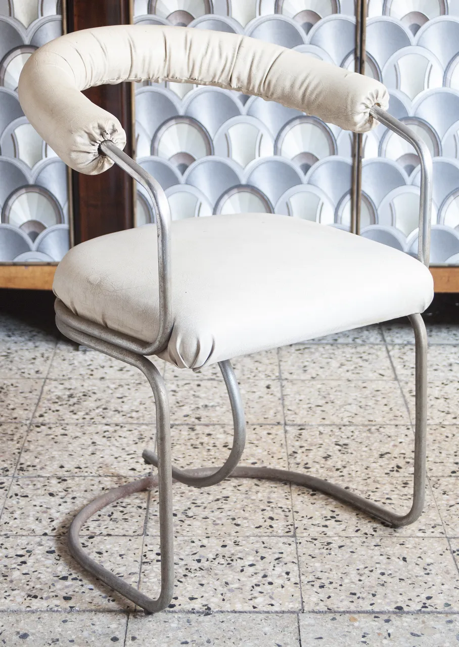 Poltrone antiche con design curvo in un ambiente accogliente.