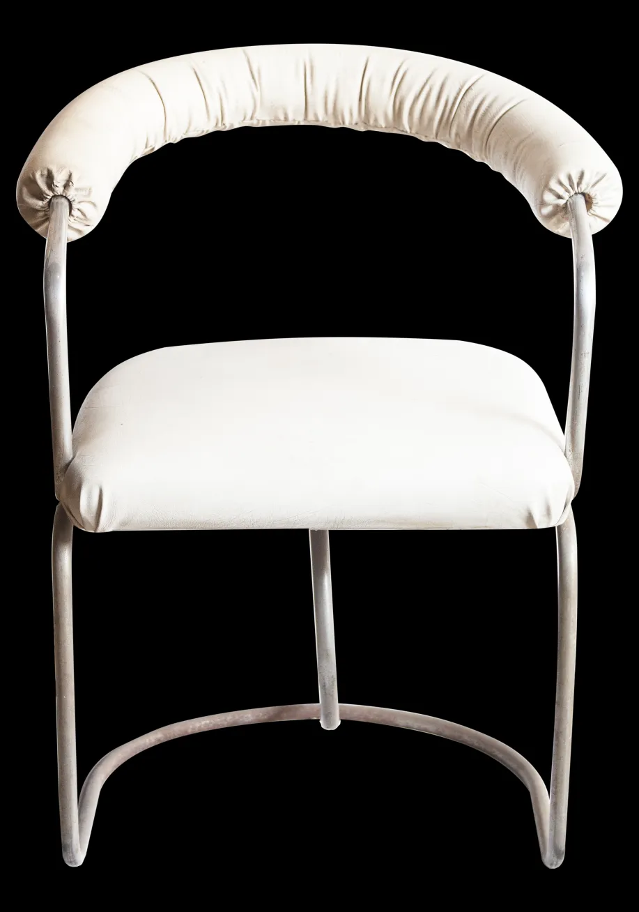 due poltrone antiche da restaurare con design classico, ambiente accogliente