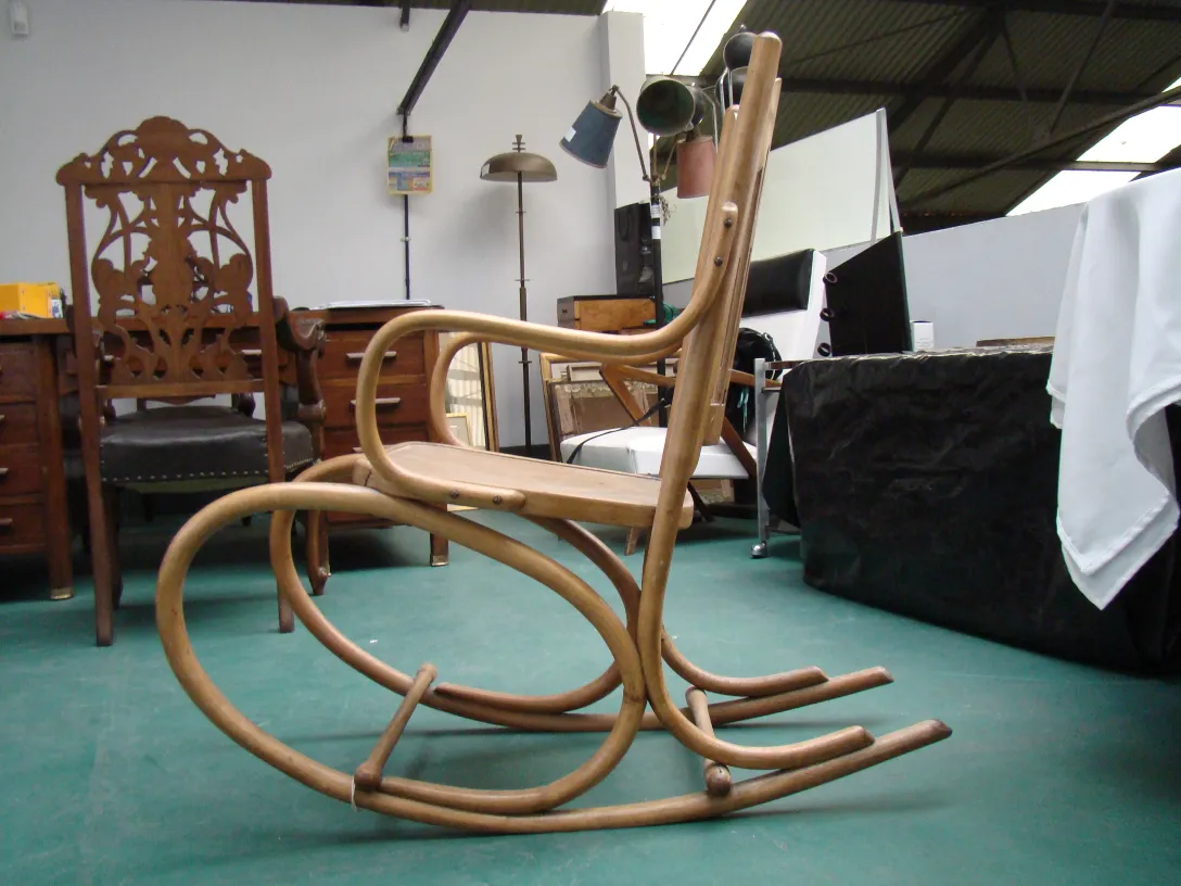 cadeira de rede antiga de Lorenz Thonet em um ambiente retro